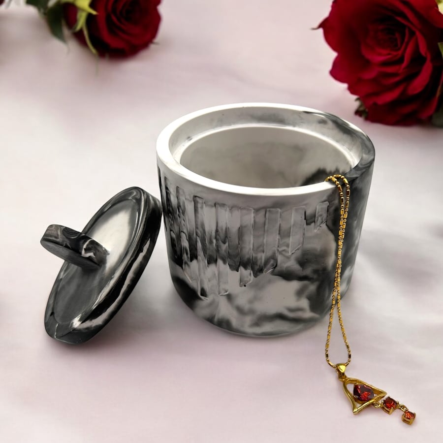 Monochrome Black and White Lidded Keepsake or Jewellery Box ltp14