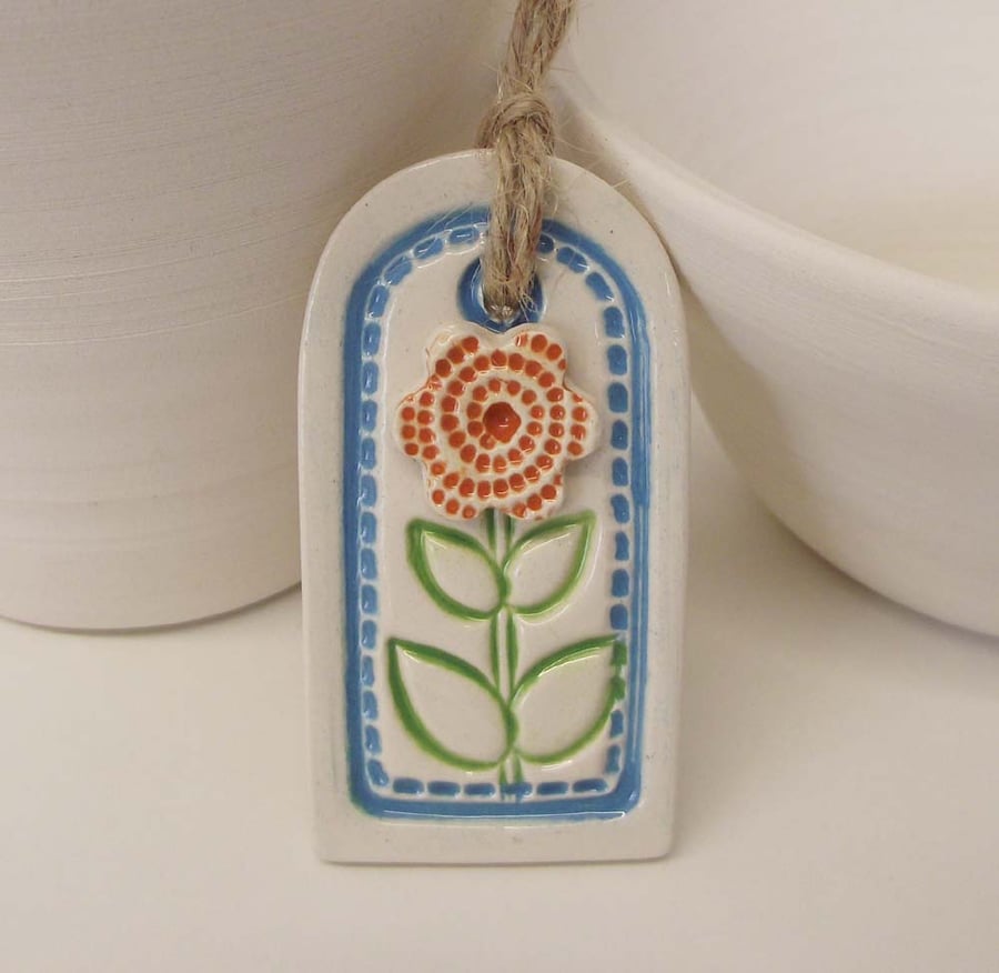 Small ceramic gift tag decoration with flower