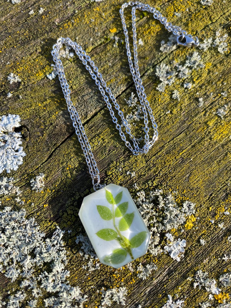 Pressed leaves necklace 