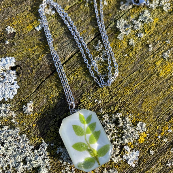 Pressed leaves necklace 