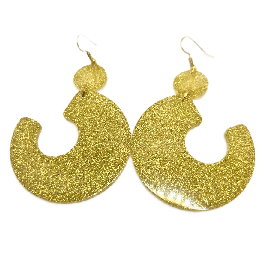 Retro style gold coloured resin earrings with glitter inclusions