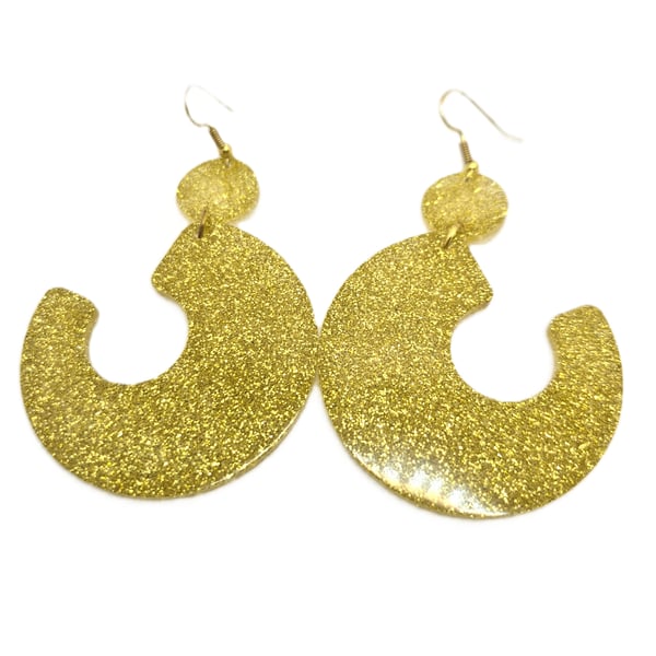 Retro style gold coloured resin earrings with glitter inclusions
