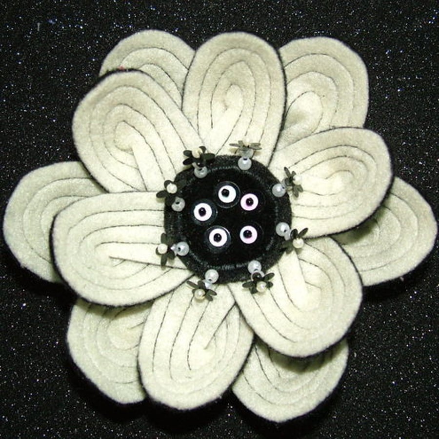CREAM FELT FLOWER CORSAGE