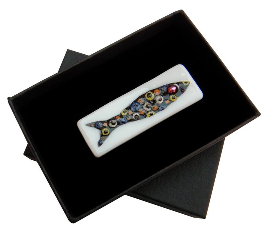 HANDMADE FUSED DICHROIC GLASS 'SARDINE, SARDINA' BROOCH.