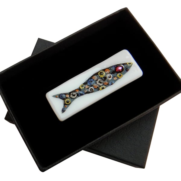 HANDMADE FUSED DICHROIC GLASS 'SARDINE, SARDINA' BROOCH.