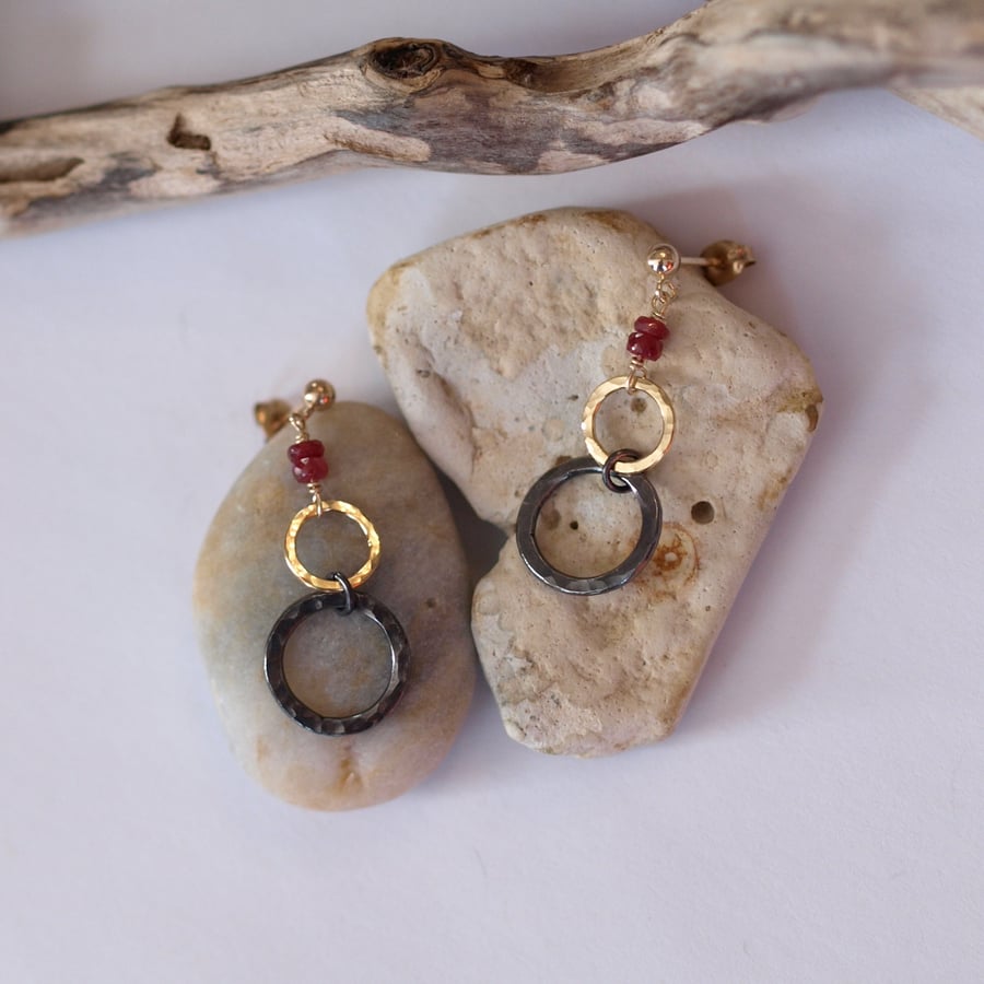 Black and gold ring earrings with ruby - Handmade Jewellery