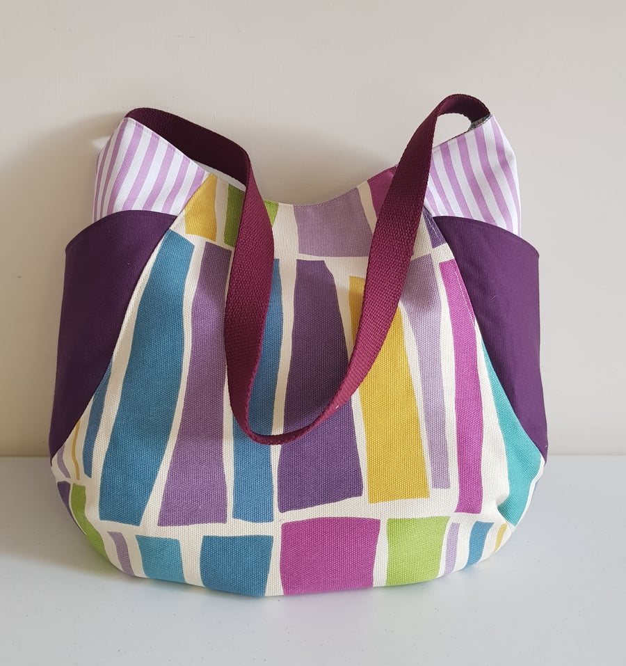 Tote bag with side pockets: geometric design with purple contrast