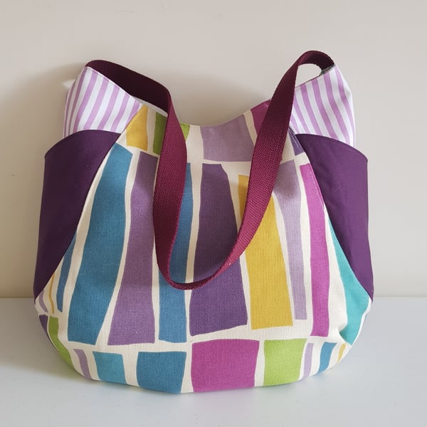 Tote bag with side pockets: geometric design with purple contrast