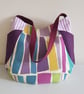 Tote bag with side pockets: geometric design with purple contrast
