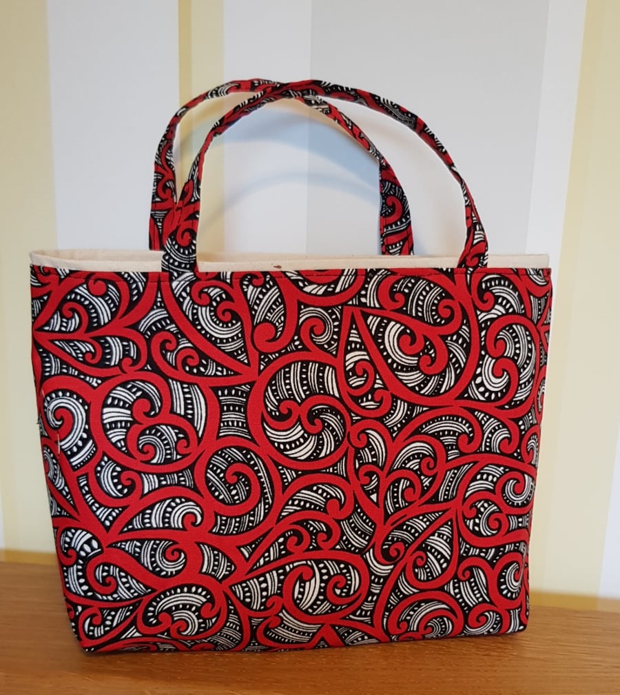 Gift bag: red and black swirls 