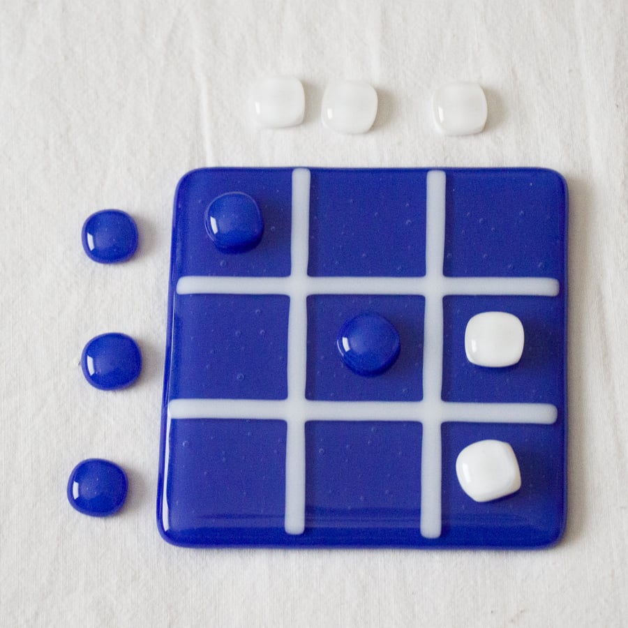 Blue and White Tic Tac Toe - OXO Game in Fused Glass - 8039