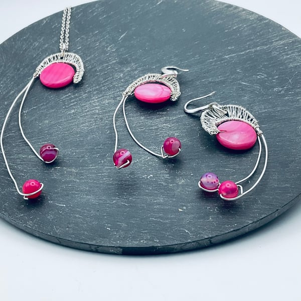 Exquisite  hot pink wire wrapped mother of pearl earrings and pendant set