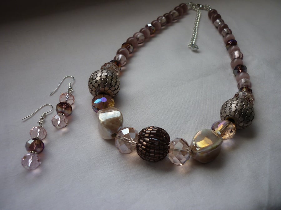 SHADES OF PINKS, BRONZE AND SILVER NECKLACE WITH FREE MATCHING EARRINGS.  886