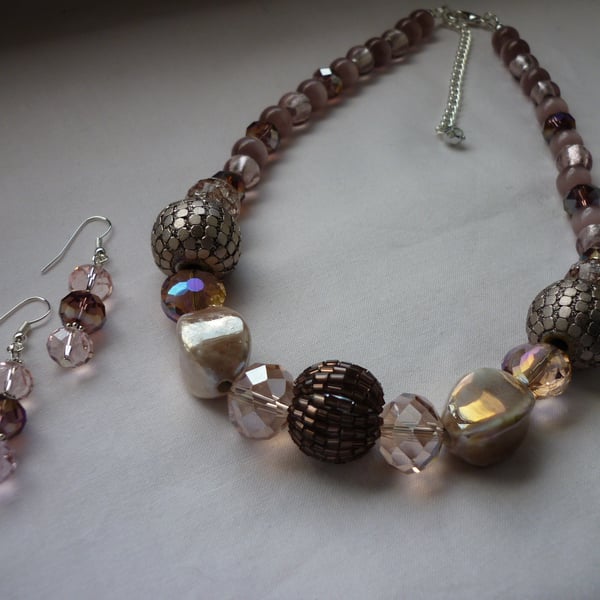 SHADES OF PINKS, BRONZE AND SILVER NECKLACE WITH FREE MATCHING EARRINGS.  886