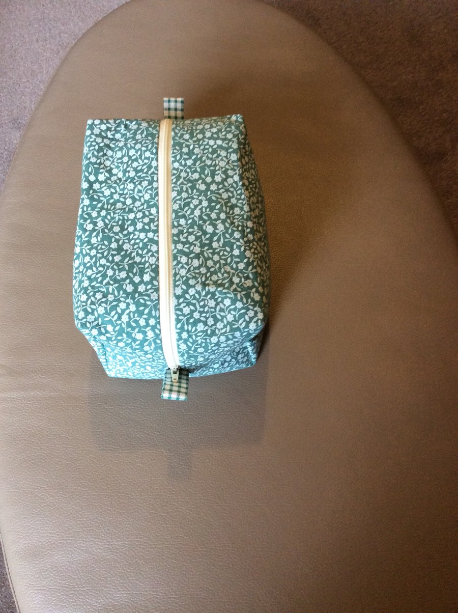 Box shaped toiletries bag