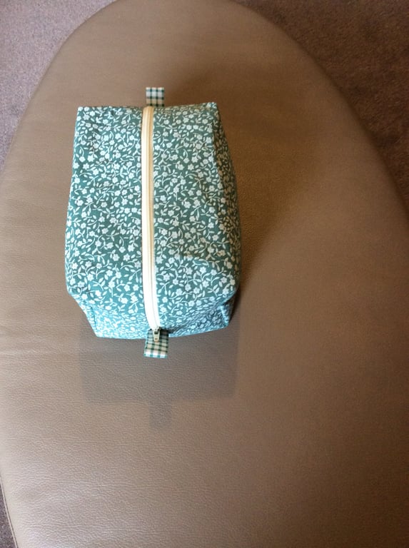 Box shaped toiletries bag