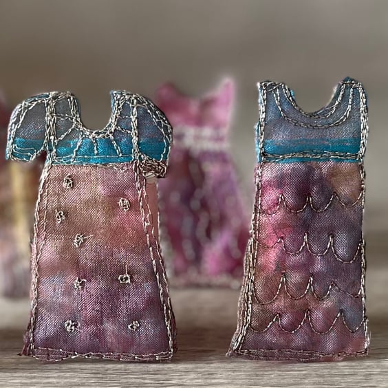 5 Free Motion Embroidered Dress Embellishments Card Making 