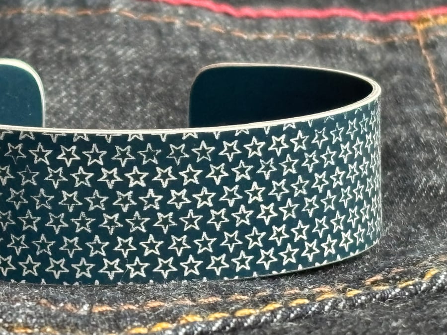 Star pattern aluminium cuff navy blue