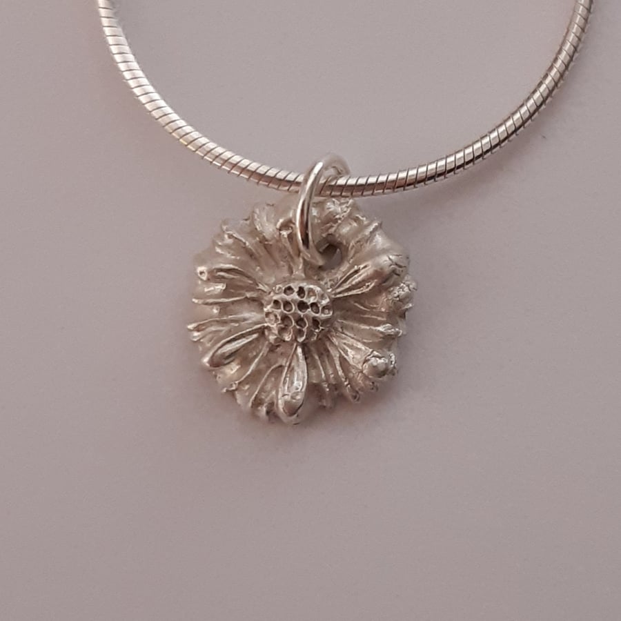 Small fine silver daisy pendant 