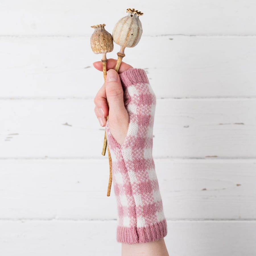Gingham knitted wrist warmers - pink and white