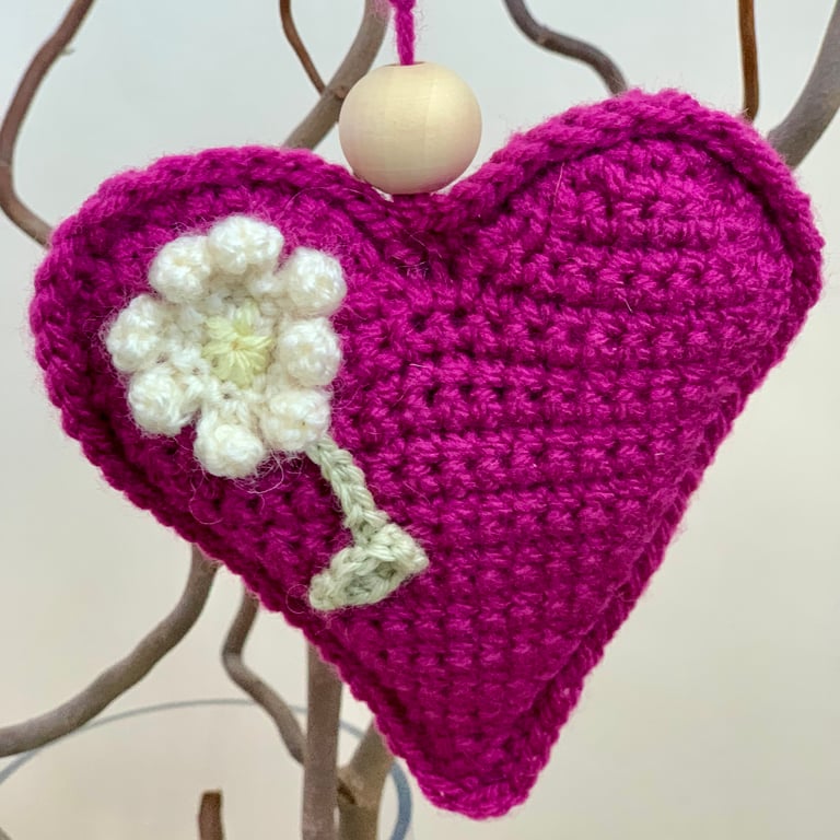 Stuffed crochet heart with daisy flower