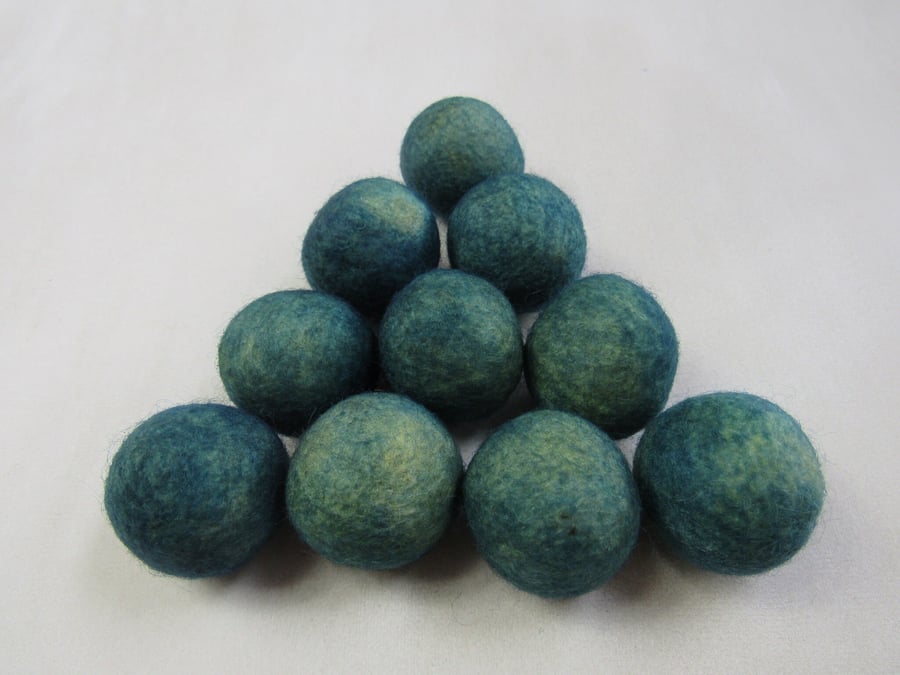 10 Large 3cm Dark Green Natural Dye Felt Balls