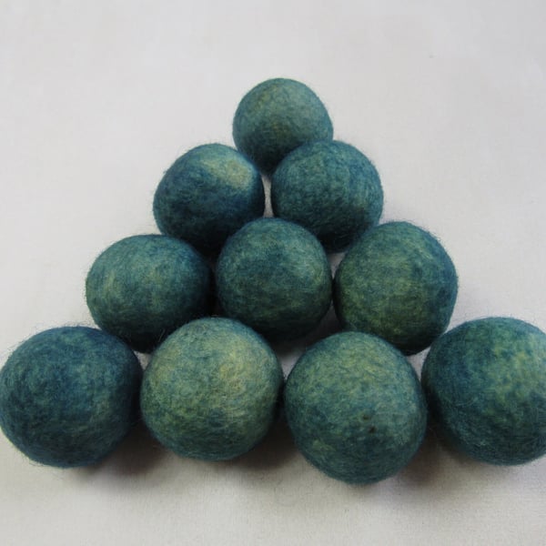 10 Large 3cm Dark Green Natural Dye Felt Balls