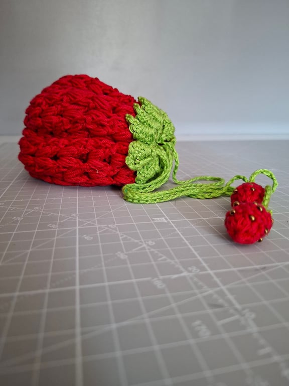 Strawberry shopper, mesh bag in two sizes