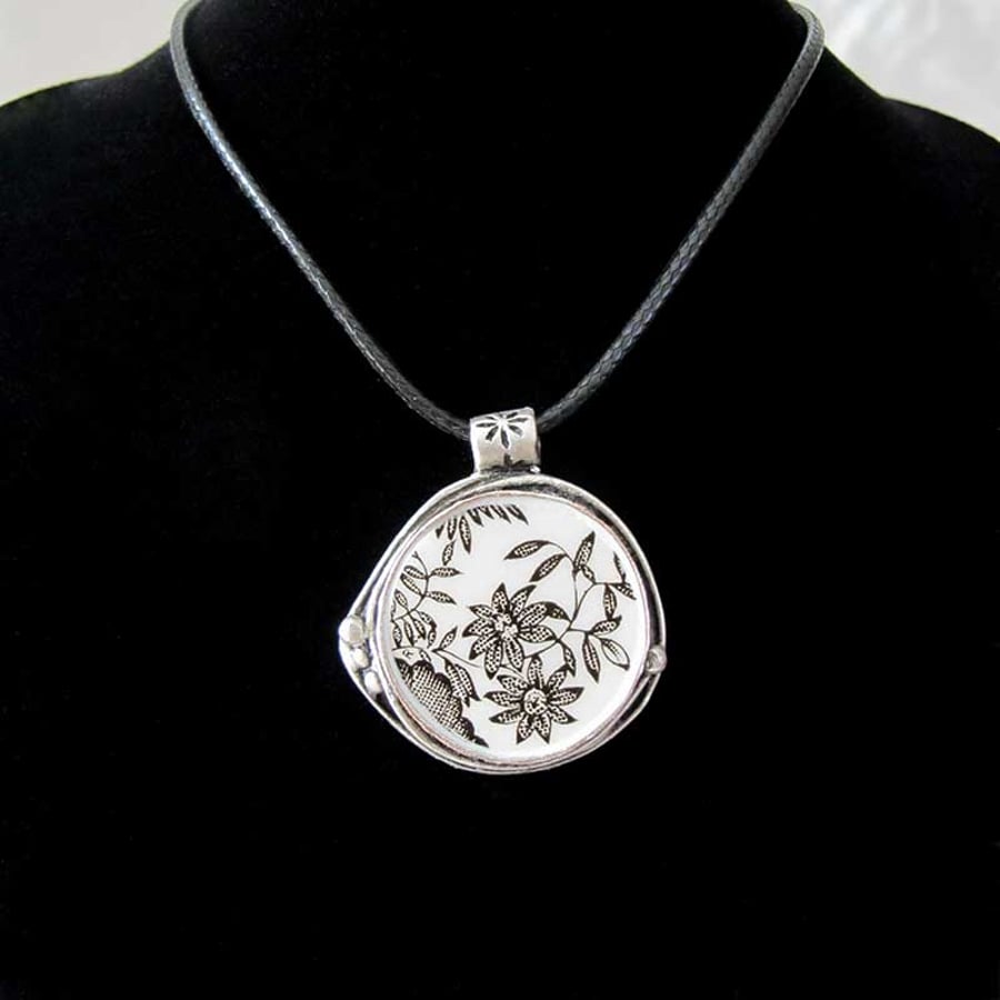 PENDANT VINTAGE CHINA CERAMIC NECKLACE