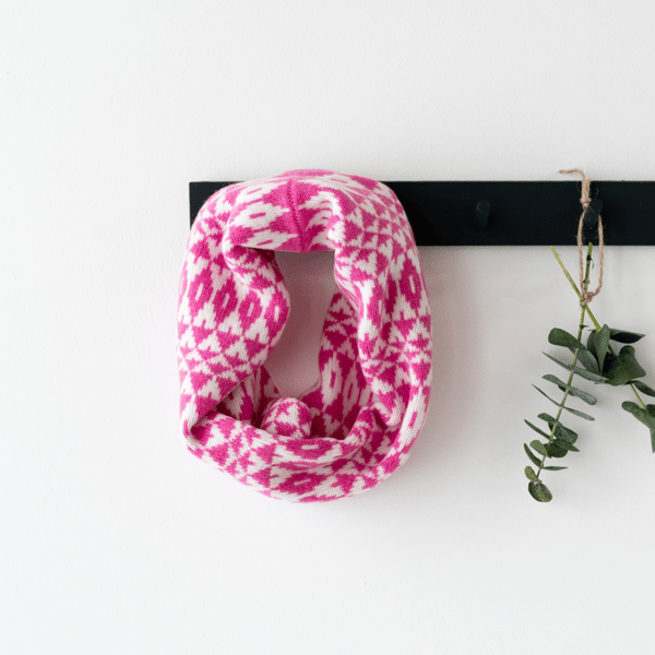 Mirror knitted cowl - bubblegum pink and white