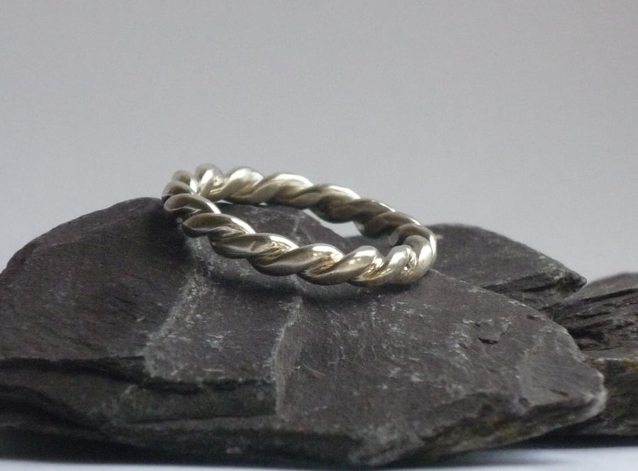 Rope twist ring
