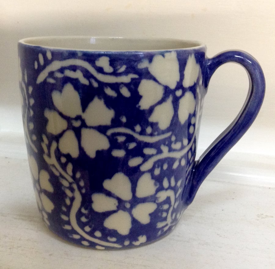 Mug in pottery stoneware with purple design