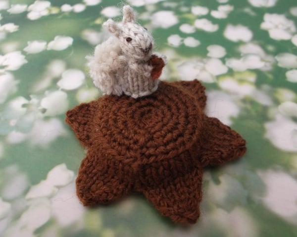 Squirrel pin cushion