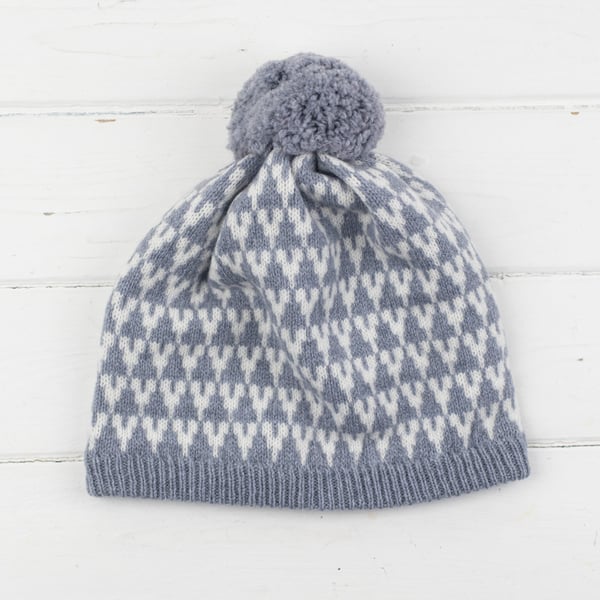 SAMPLE Arrow pom pom hat - seal and white