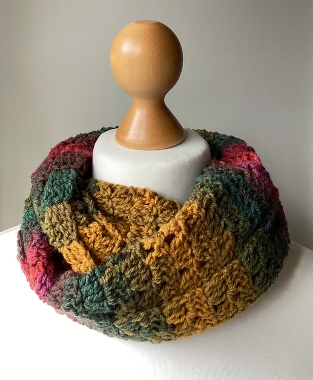 Infinity circle scarf in Wool and acrylic in colour Autumn