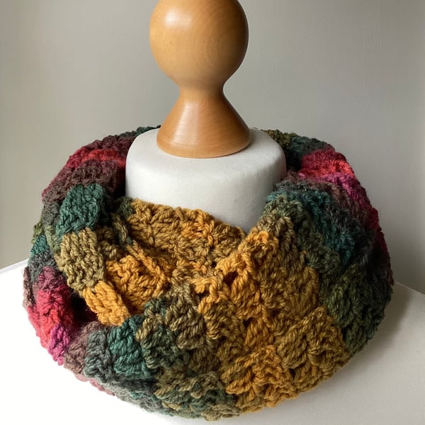 Infinity circle scarf in Wool and acrylic in colour Autumn