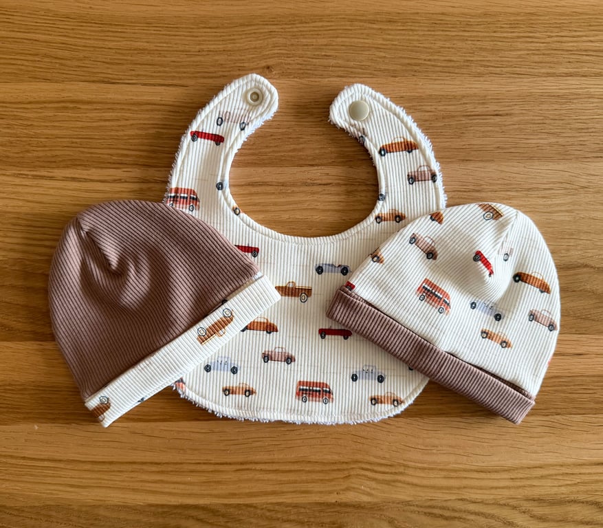 Newborn Baby Boxed Gift Set-Beanie Hats & Matching Bib-Cute Car Design-BGS03