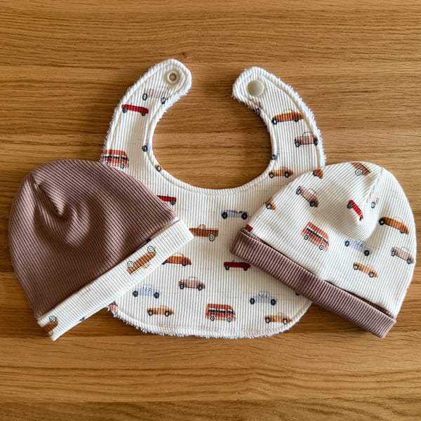 Newborn Baby Boxed Gift Set-Beanie Hats & Matching Bib-Cute Car Design-BGS03