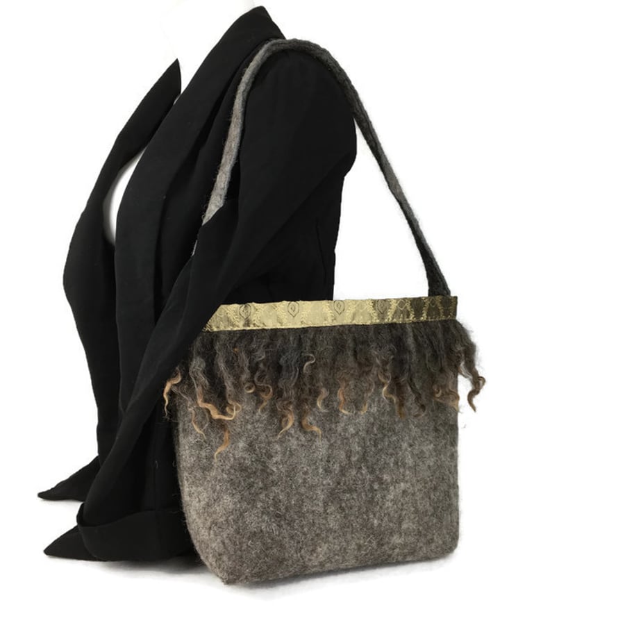Reduced - Felted shoulder bag, with a fringe of curly locks