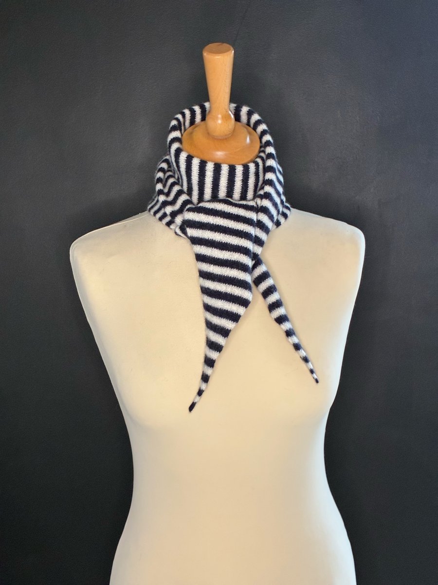 Long Pointy Scarf - Black & white