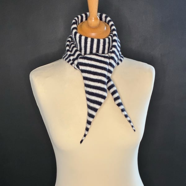 Long Pointy Scarf - Black & white