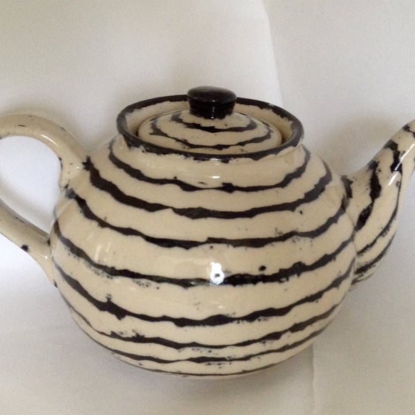 Teapot In cream pottery stoneware clay