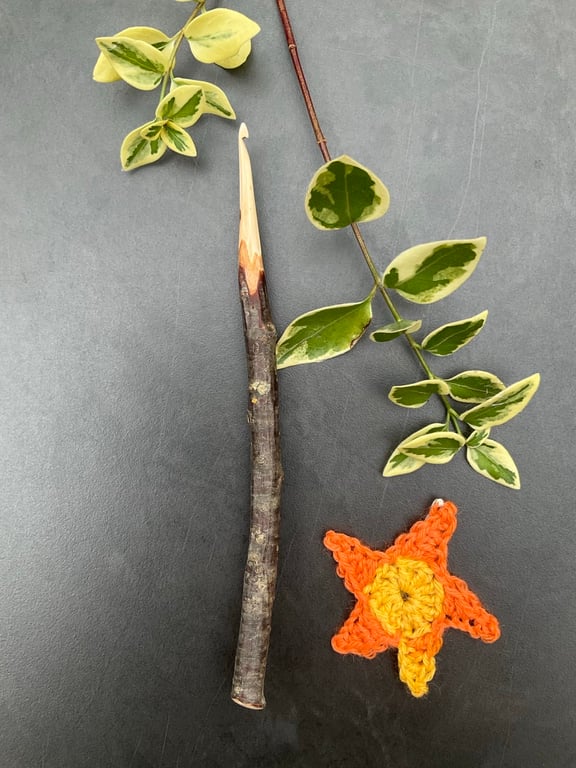 Handcarved Crochet Hook, small size - 2.5mm