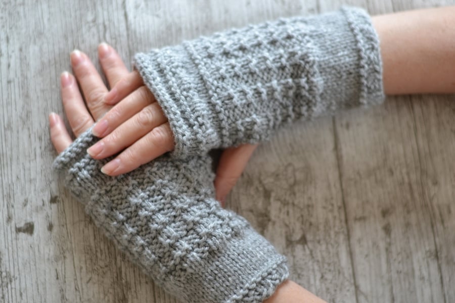  Fingerless Gloves Womens Aran Light Grey Knitted