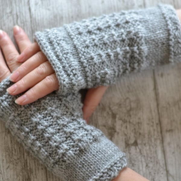  Fingerless Gloves Womens Aran Light Grey Knitted