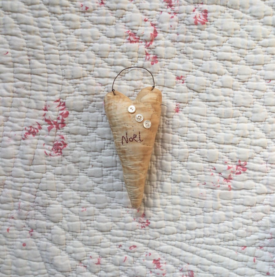 Primitive Noel heart