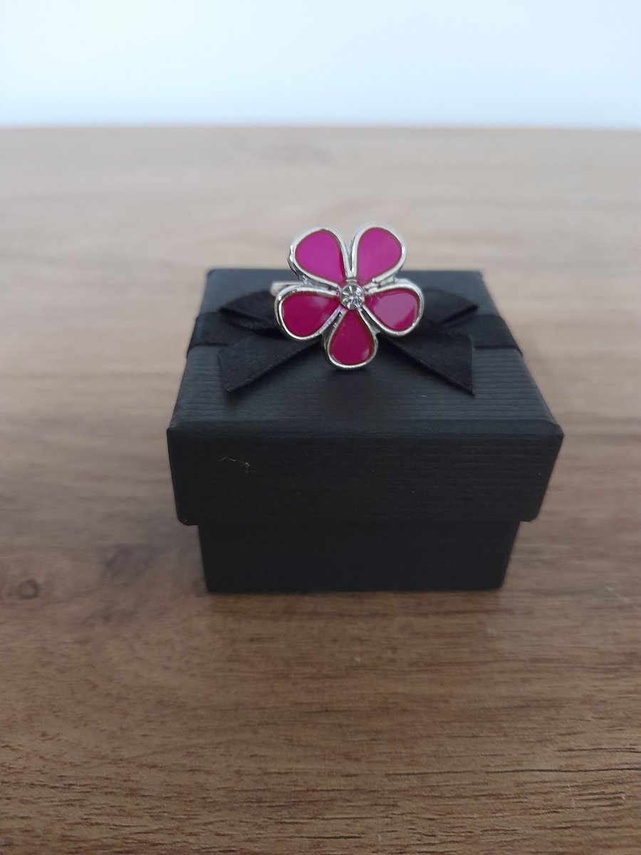 PINK AND SILVER ADJUSTABLE FLOWER RING.