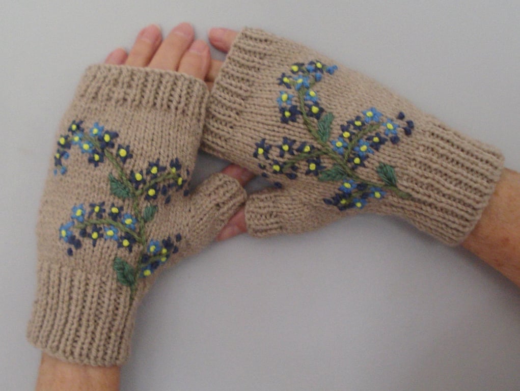Terracotta Colour Gloves With Embroidered Forget Me Knots Small To Medium (J12)