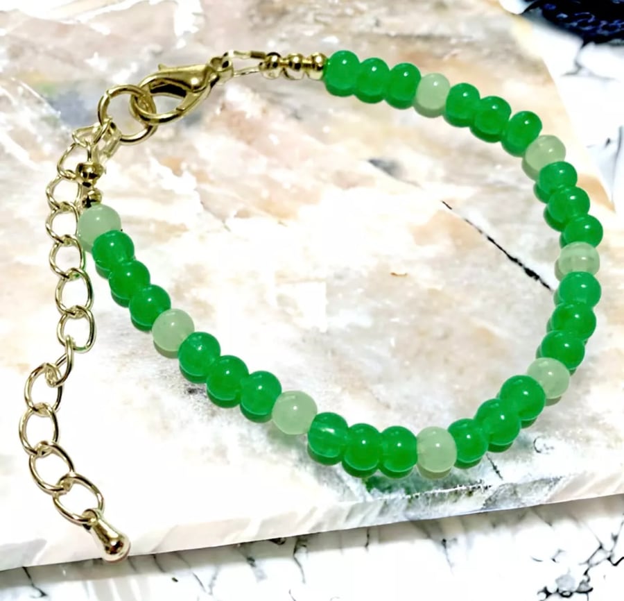 Dainty Mixed Jade coloured Glass Beaded Bracelet. 6" Length with extension chain