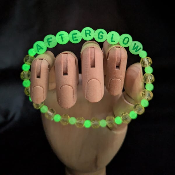 Glow in the dark letter bead bracelet 'AFTERGLOW'